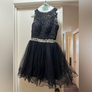 Elegant Black Women’s Prom Dress with Embellished Waist
